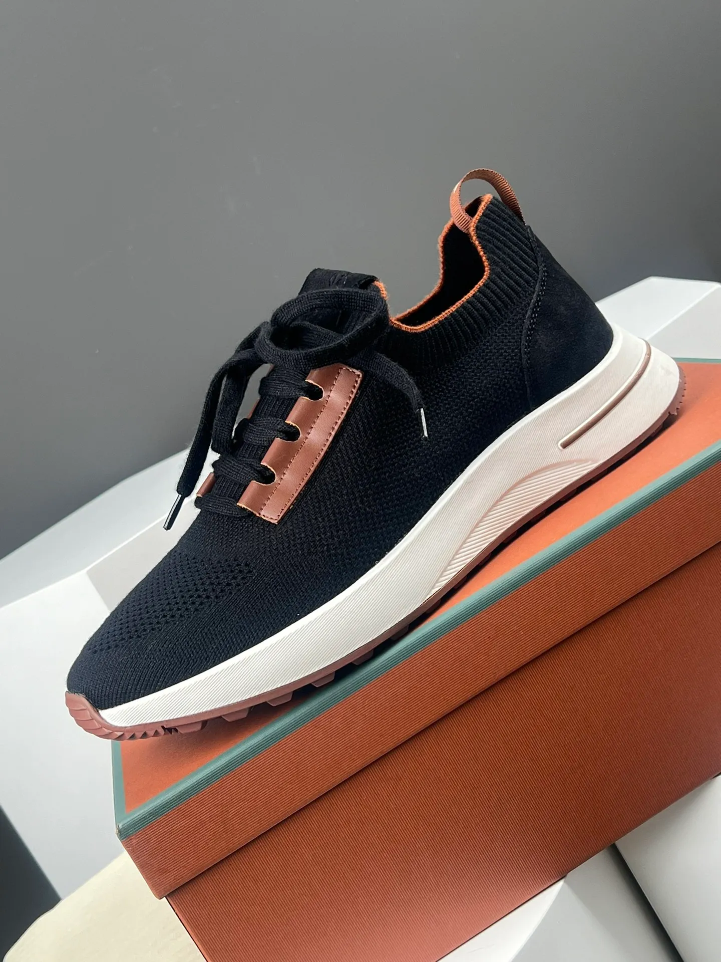 Factory price 420💰L men's shoes💰New product on sale Loro men's shoes💰iana knitted sneakers｜Made of Wish wool blended fabric｜The upper is made of unique knitted fabric production technology｜Comprehensive one-to-one restoration of the counter process｜Additional original molded rubber three-color combination technology outsole｜Size: 39-44 (customized at 45.46)